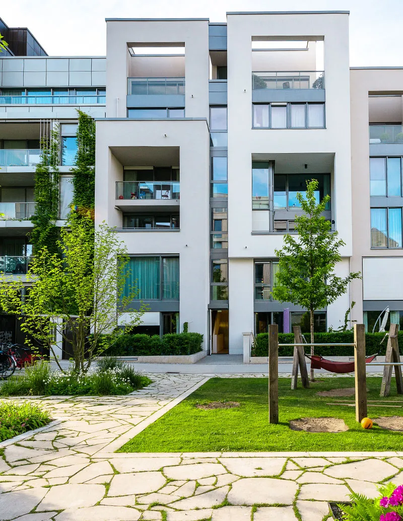 Modernes Wohnhaus mit gepflegter Gartenanlage