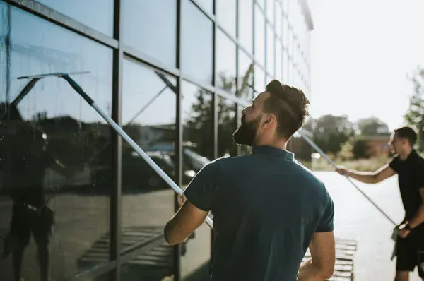 Fensterreiniger an einer gläsernen Bürofassade