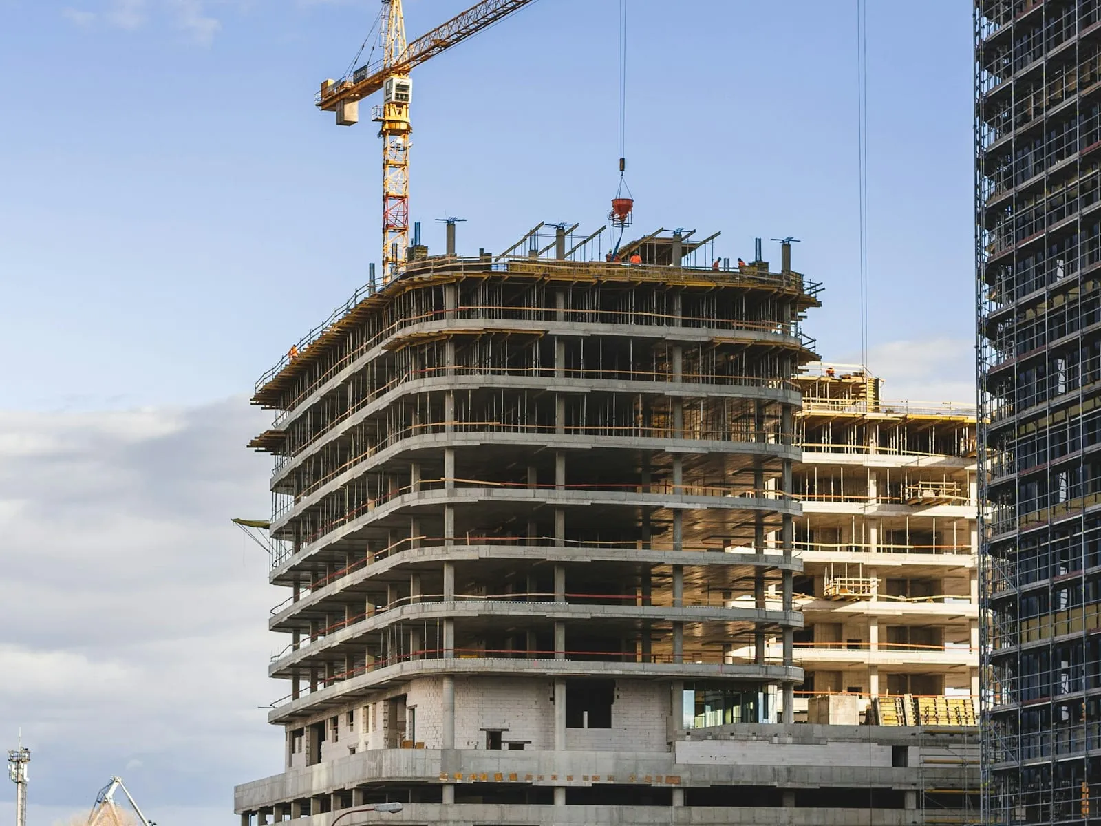 Rohbau eines mehrstöckigen Gebäudes mit Baukran