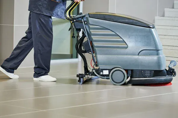 Scheuersaugmaschine reinigt einen Fliesenboden