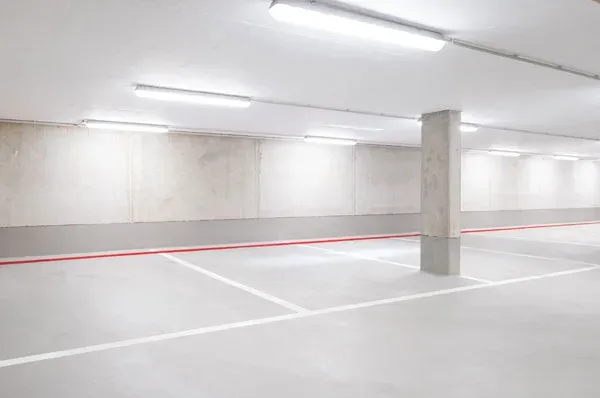 Saubere, leere Tiefgarage