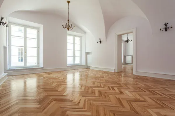 Leerer Raum mit Parkettboden