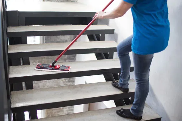 Treppe wird gewischt