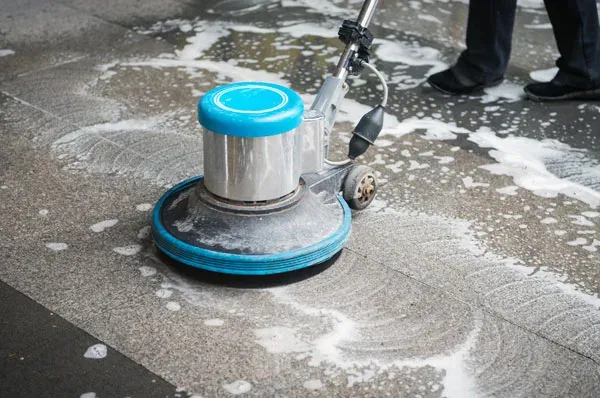Einscheibenmaschine reinigt einen Steinboden