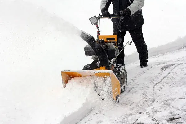 Schneefräse räumt einen Weg